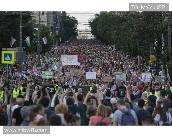日本与中国年轻人街头对抗视频引发热议，背后原因令人深思